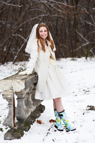 Junge Braut in kurzem Standesamt Brautkleid im Winter mit farbigen Gummistiefeln