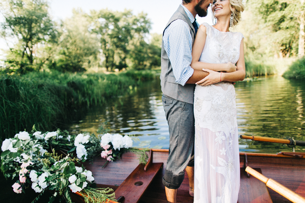 Hochzeitspaar mit Standesamtkleid Sommer