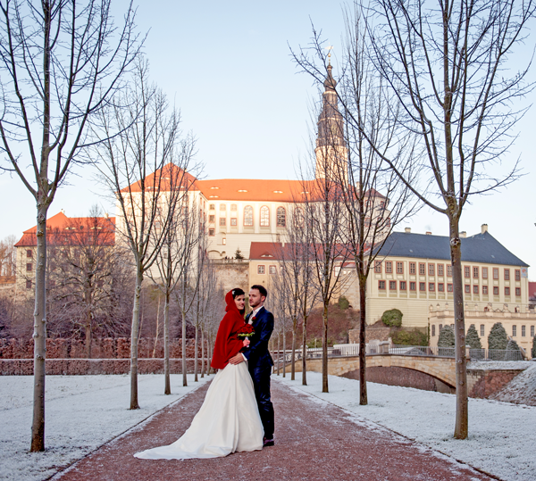 Hochzeitspaar mit Standesamtkleid im Winter