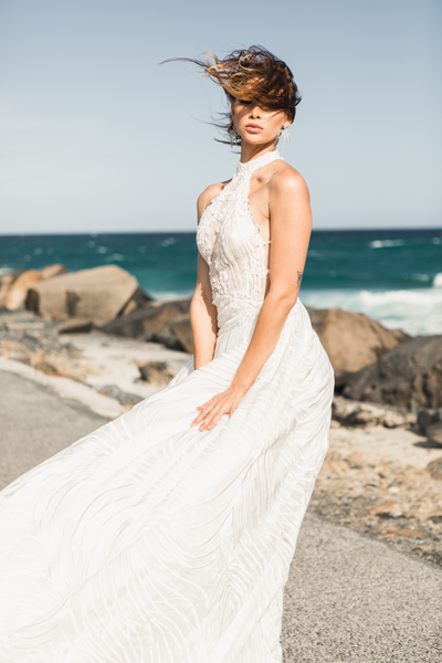 Frau mit schlichten Standesamtbrautkleid am Meer