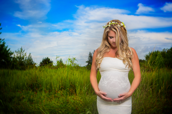 Blonde Braut in Standesamtkleid Umstandsmode