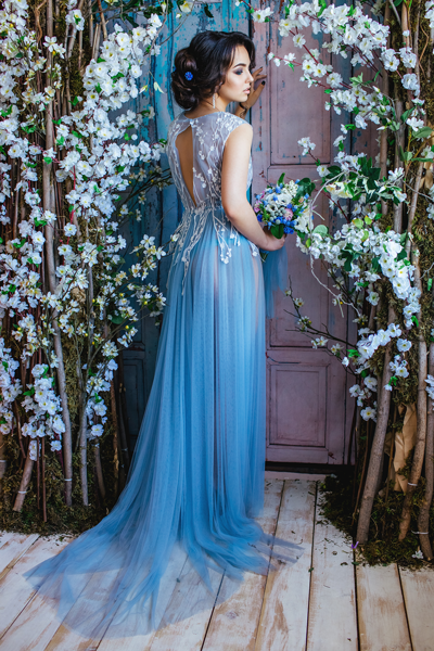 Attraktive Braut in blauen Standesamtkleid