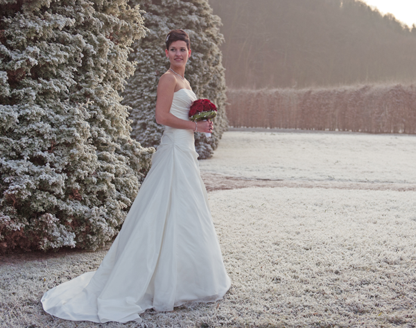 Dunkelhaarige Braut in wunderschönen Standesamtkleid Winter