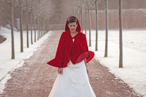 Braut in Standesamtkleid Winter mit roter Brautjacke