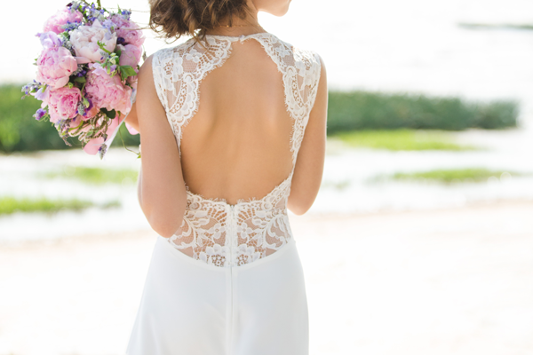 Braut mit Vintage Brautkleid und hübschen Rückenausschnitt aus Spitze