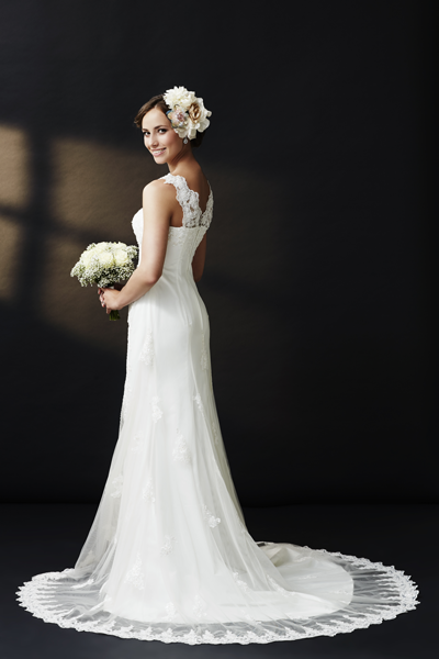 Wunderschöne Braut in Vintage Brautkleid mit Blumen im Haar