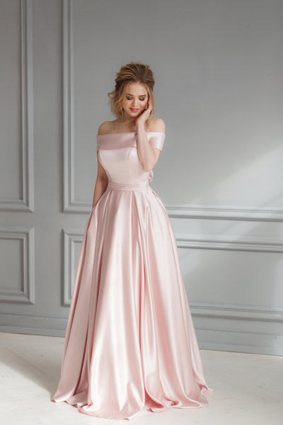 Braut in blush-farbenen Standesamtkleid