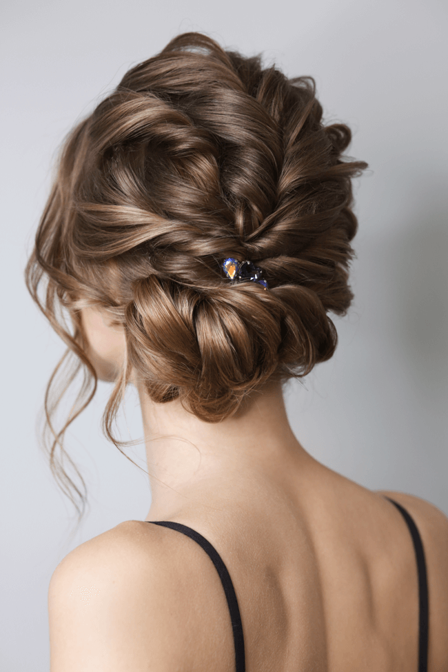 Braut mit Messy-Bun und lockigen Haar