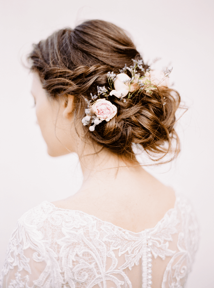 Brautfrisur Messy-Bun mit Blumen