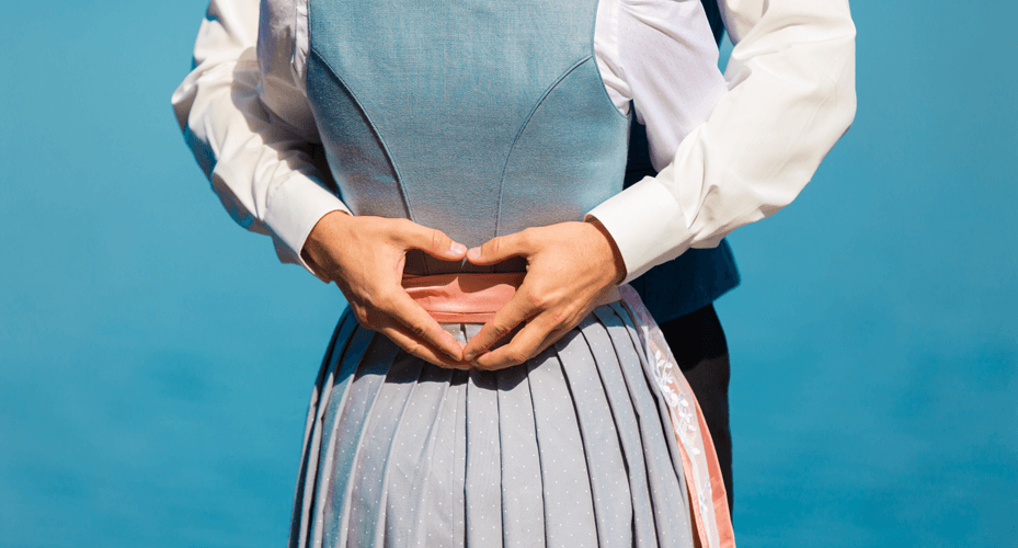 Braut in hellblauen Hochzeitsdirndl