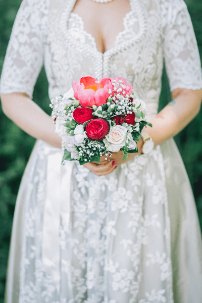 Weißes Hochzeitsdirndl mit Spitze