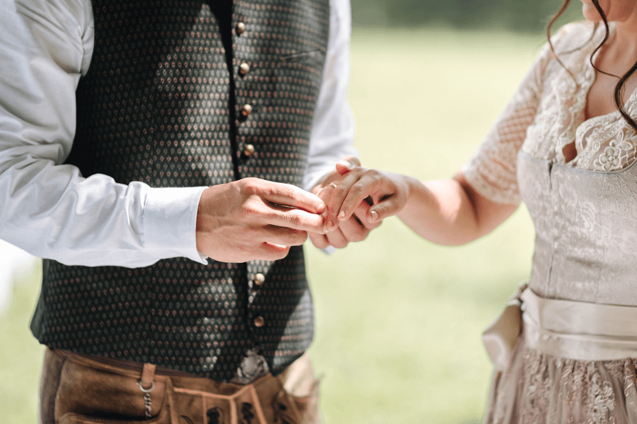 Braut und Bräutigam in traditioneller Tracht