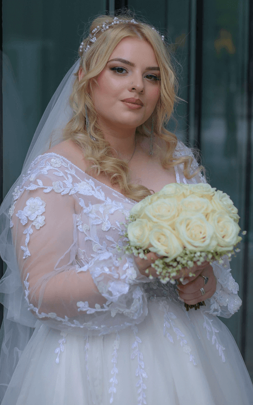 Mollige Braut mit Standesamtkleid aus Spitze und Schleier